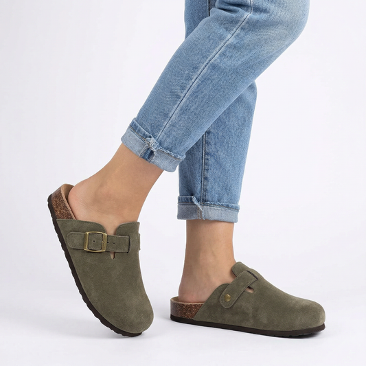 Mules de diseño elegante con acabado suave y natural.